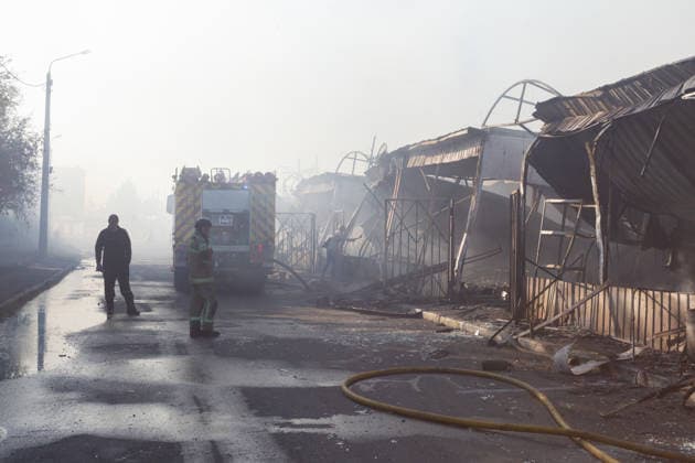 Firefighters stand by a fire engine at the Antykar market in Obolonskyi district, which caught fire as a result of an overnight Russian missile strike, Kyiv, Ukraine, July 30, 2026. Debris fell on the market near the Pochaina metro station, igniting trading pavilions. The blaze covered an area of about 100 square metres. Traders’ goods were destroyed, leaving only burnt-out metal structures at the site. (Photo by Kyrylo Chubotin Ukrinform) Market in Kyiv catches fire due to overnight Russian attack  Copyright: xKyryloxChubotinx