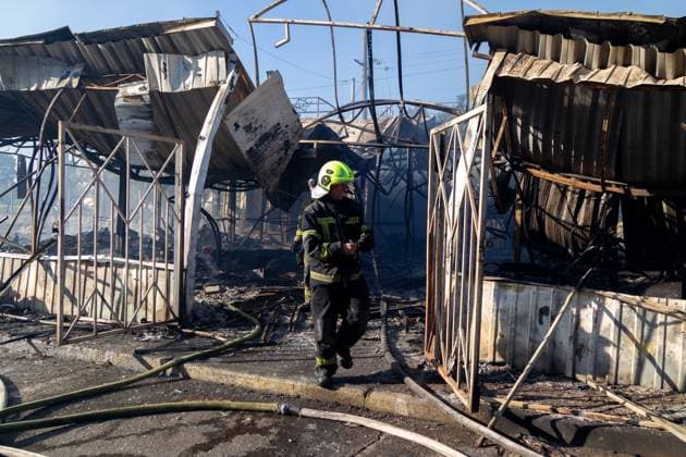 Firefighters work at the Antykar market in Obolonskyi district, which caught fire due to an overnight Russian missile strike, Kyiv, Ukraine, July 30, 2026. Debris fell on the market near the Pochaina metro station, igniting trading pavilions. The blaze covered an area of about 100 square metres. Traders’ goods were destroyed, leaving only burnt-out metal structures at the site. (Photo by Kyrylo Chubotin Ukrinform) Market in Kyiv catches fire due to overnight Russian attack  Copyright: xKyryloxChubotinx