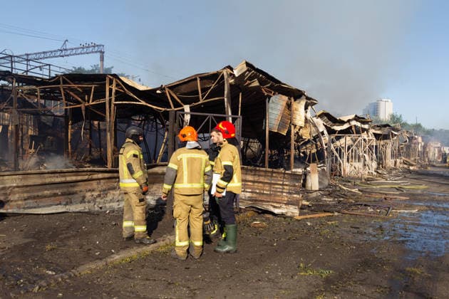 Firefighters work at the Antykar market in Obolonskyi district, which caught fire due to an overnight Russian missile strike, Kyiv, Ukraine, July 30, 2026. Debris fell on the market near the Pochaina metro station, igniting trading pavilions. The blaze covered an area of about 100 square metres. Traders’ goods were destroyed, leaving only burnt-out metal structures at the site. (Photo by Kyrylo Chubotin Ukrinform) Market in Kyiv catches fire due to overnight Russian attack  Copyright: xKyryloxChubotinx