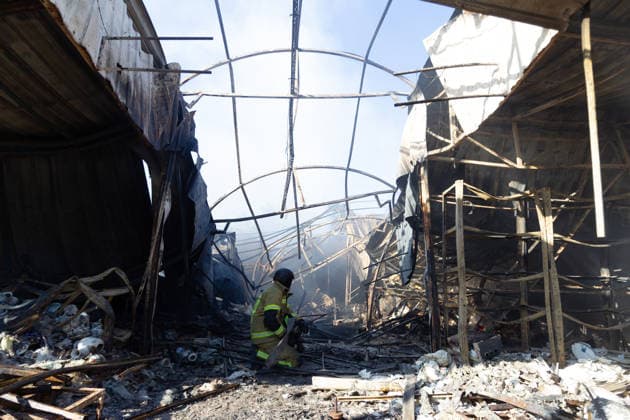 A firefighter extinguishes a fire at the Antykar market in Obolonskyi district, caused by an overnight Russian missile strike, Kyiv, Ukraine, July 30, 2026. Debris fell on the market near the Pochaina metro station, igniting trading pavilions. The blaze covered an area of about 100 square metres. Traders’ goods were destroyed, leaving only burnt-out metal structures at the site. (Photo by Kyrylo Chubotin Ukrinform) Market in Kyiv catches fire due to overnight Russian attack  Copyright: xKyryloxChubotinx