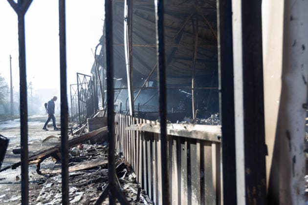 A man walks towards the charred stalls of the Antykar market in Obolonskyi district, which caught fire following an overnight Russian missile strike, Kyiv, Ukraine, July 30, 2026. Debris fell on the market near the Pochaina metro station, igniting trading pavilions. The blaze covered an area of about 100 square metres. Traders’ goods were destroyed, leaving only burnt-out metal structures at the site. (Photo by Kyrylo Chubotin Ukrinform) Market in Kyiv catches fire due to overnight Russian attack  Copyright: xKyryloxChubotinx