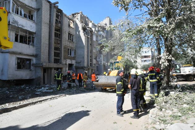 Russian overnight missile strike damages residential buildings in Lviv LVIV, UKRAINE - JULY 30: Emergency workers use heavy equipment to clear rubble from damaged apartment buildings following a Russian missile attack in Lviv, Ukraine, on July 30, 2026. The overnight strike hit residential areas, damaging 21 houses, vehicles, a kindergarten, and a school, leaving 31 people injured and two others missing as search operations continue. Olena Znak Anadolu Lviv Ukraine. Editorial use only. Please get in touch for any other usage.  Copyright: x2026xAnadoluxOlenaxZnakx