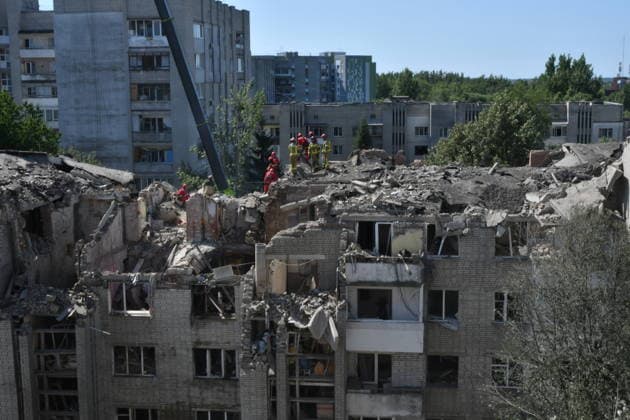 Russian overnight missile strike damages residential buildings in Lviv LVIV, UKRAINE - JULY 30: Emergency workers work with heavy equipment to clear the rubble of apartment buildings following a Russian missile attack in Lviv, Ukraine, on July 30, 2026. The overnight strike hit residential areas, damaging 21 houses, vehicles, a kindergarten, and a school, leaving 31 people injured and two others missing as search operations continue. Olena Znak Anadolu Lviv Ukraine. Editorial use only. Please get in touch for any other usage.  Copyright: x2026xAnadoluxOlenaxZnakx