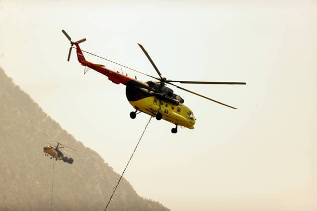 Firefighters battle wildfire in Antalya from air and ground ANTALYA, TURKIYE - JULY 30 : Fire extinguishing efforts continue both from the air and land to contain a wildfire in the Alanya district of Mugla, Turkiye on July 30, 2026. Serhat Cetinkaya Anadolu Antalya Turkey. Editorial use only. Please get in touch for any other usage.  Copyright: x2026xAnadoluxSerhatxCetinkayax