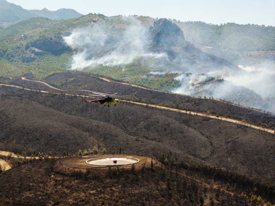 Firefighters battle wildfire in Antalya from air and ground ANTALYA, TURKIYE - JULY 30 : Fire extinguishing efforts continue both from the air and land to contain a wildfire in the Alanya district of Mugla, Turkiye on July 30, 2026. Serhat Cetinkaya Anadolu Antalya Turkey. Editorial use only. Please get in touch for any other usage.  Copyright: x2026xAnadoluxSerhatxCetinkayax