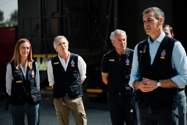 Sánchez Visits the Forward Command Post in Navaluenga, Ávila, Regarding the Forest Fires in the Area Prime Minister Pedro Sánchez speaks to the media during a visit to the Forward Command Post for the Burgohondo forest fire on July 30, 2026, in Navaluenga, Ávila, Castile and León, Spain. The Burgohondo wildfire—which has already been classified as the worst in Spain’s history after scorching some 55,000 hectares—has now been stabilized; however, although residents have been able to return to their homes, traffic closures remain in place on 14 secondary roads. JULY 30, 2026 Navaluenga, Ávila, Castile and León Navaluenga, Ávila, Castile and León Spain  Copyright: xMateoxLanzuelax 7695014