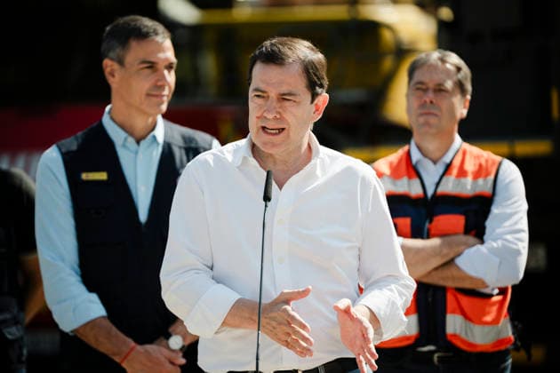 Sánchez visits the Forward Command Post in Navaluenga, Ávila, regarding the wildfires in the area. The president of the Regional Government of Castile and León, Alfonso Fernández Manueco, speaks to the media during a visit to the Forward Command Post for the Burgohondo wildfire, on July 30, 2026, in Navaluenga, Ávila, Castile and León, Spain. The Burgohondo wildfire, which has already been classified as the worst in Spain’s history after burning some 55,000 hectares, has now been stabilized; however, although residents have been able to return to their homes, traffic closures remain in effect on 14 secondary roads. JULY 30, 2026 Navaluenga, Ávila, Castile and León Navaluenga, Ávila, Castile and León Spain  Copyright: xMateoxLanzuelax 7695021