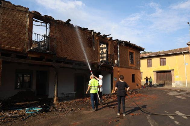 The 312 people evacuated due to the fire in San Cipriano, León, return home Several people cooling one of the two houses burned during a wildfire with water, on July 30, 2026, in Castro del Condado, León, Castile and León, Spain. The 312 residents who had been evacuated due to the fire in San Cipriano del Condado, León, were allowed to return home on Thursday, after the fire’s Potential Severity Index (IGR) dropped to Level 1 following favorable developments overnight. JULY 30, 2026 FOREST FIRE Castro del Condado, León, Castile Castro del Condado, León, Castile, Spain  Copyright: xFernandoxOterox 7695139