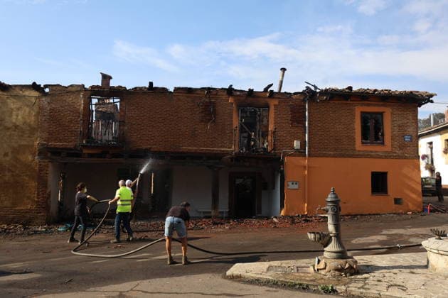 The 312 people evacuated due to the fire in San Cipriano, León, return home Several people cooling one of the two houses burned during a wildfire with water, on July 30, 2026, in Castro del Condado, León, Castile and León, Spain. The 312 residents who had been evacuated due to the fire in San Cipriano del Condado, León, were allowed to return home on Thursday, after the fire’s Potential Severity Index (IGR) dropped to Level 1 following favorable developments overnight. JULY 30, 2026 FOREST FIRE Castro del Condado, León, Castile Castro del Condado, León, Castile, Spain  Copyright: xFernandoxOterox 7695141