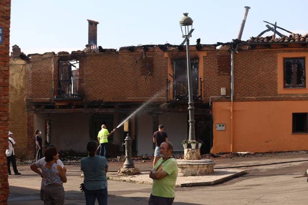 The 312 people evacuated due to the fire in San Cipriano, León, return home Several people cooling one of the two houses burned during a wildfire with water, on July 30, 2026, in Castro del Condado, León, Castile and León, Spain. The 312 residents who had been evacuated due to the fire in San Cipriano del Condado, León, were allowed to return home on Thursday, after the fire’s Potential Severity Index (IGR) dropped to Level 1 following favorable developments overnight. JULY 30, 2026 FOREST FIRE Castro del Condado, León, Castile Castro del Condado, León, Castile Spain  Copyright: xFernandoxOterox 7695142