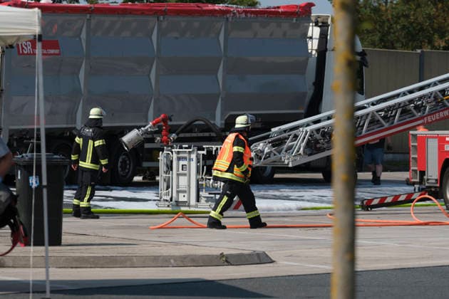 Brennender LKW Auflieger auf Rastanlage Am 30.07.2026 brannte auf der Rastanlage Bühleck an der A44 in Fahrtrichtung Dortmund ein mit Gelben Säcken beladener Lkw-Auflieger. Die Feuerwehr aus Zierenberg, Habichtswald und Wolfhagen wurde gegen 9.50 Uhr alarmiert. Der Fahrer hatte die Zugmaschine bereits vom brennenden Auflieger getrennt und in Sicherheit gebracht. Mit einer Steckleiter, einem C-Rohr und später der Drehleiter der Feuerwehr Wolfhagen wurde der Brand bekämpft. Als mögliche Ursache galt eine unsachgemäß entsorgte Batterie oder ein Akku im Müll. Zierenberg A44 Rasthof Bühleck Hessen Deutschland *** Burning Truck Trailer at Rest Area On July 30, 2026, a truck trailer loaded with yellow bags caught fire at the Bühleck rest