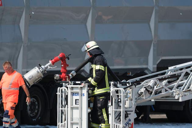 Brennender LKW Auflieger auf Rastanlage Am 30.07.2026 brannte auf der Rastanlage Bühleck an der A44 in Fahrtrichtung Dortmund ein mit Gelben Säcken beladener Lkw-Auflieger. Die Feuerwehr aus Zierenberg, Habichtswald und Wolfhagen wurde gegen 9.50 Uhr alarmiert. Der Fahrer hatte die Zugmaschine bereits vom brennenden Auflieger getrennt und in Sicherheit gebracht. Mit einer Steckleiter, einem C-Rohr und später der Drehleiter der Feuerwehr Wolfhagen wurde der Brand bekämpft. Als mögliche Ursache galt eine unsachgemäß entsorgte Batterie oder ein Akku im Müll. Zierenberg A44 Rasthof Bühleck Hessen Deutschland *** Burning Truck Trailer at Rest Area On July 30, 2026, a truck trailer loaded with yellow bags caught fire at the Bühleck rest