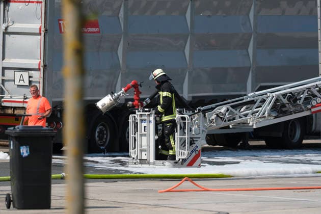 Brennender LKW Auflieger auf Rastanlage Am 30.07.2026 brannte auf der Rastanlage Bühleck an der A44 in Fahrtrichtung Dortmund ein mit Gelben Säcken beladener Lkw-Auflieger. Die Feuerwehr aus Zierenberg, Habichtswald und Wolfhagen wurde gegen 9.50 Uhr alarmiert. Der Fahrer hatte die Zugmaschine bereits vom brennenden Auflieger getrennt und in Sicherheit gebracht. Mit einer Steckleiter, einem C-Rohr und später der Drehleiter der Feuerwehr Wolfhagen wurde der Brand bekämpft. Als mögliche Ursache galt eine unsachgemäß entsorgte Batterie oder ein Akku im Müll. Zierenberg A44 Rasthof Bühleck Hessen Deutschland *** Burning Truck Trailer at Rest Area On July 30, 2026, a truck trailer loaded with yellow bags caught fire at the Bühleck rest