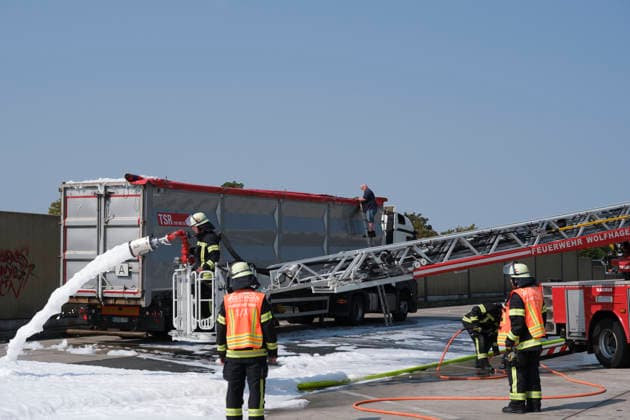 Brennender LKW Auflieger auf Rastanlage Am 30.07.2026 brannte auf der Rastanlage Bühleck an der A44 in Fahrtrichtung Dortmund ein mit Gelben Säcken beladener Lkw-Auflieger. Die Feuerwehr aus Zierenberg, Habichtswald und Wolfhagen wurde gegen 9.50 Uhr alarmiert. Der Fahrer hatte die Zugmaschine bereits vom brennenden Auflieger getrennt und in Sicherheit gebracht. Mit einer Steckleiter, einem C-Rohr und später der Drehleiter der Feuerwehr Wolfhagen wurde der Brand bekämpft. Als mögliche Ursache galt eine unsachgemäß entsorgte Batterie oder ein Akku im Müll. Zierenberg A44 Rasthof Bühleck Hessen Deutschland *** Burning Truck Trailer at Rest Area On July 30, 2026, a truck trailer loaded with yellow bags caught fire at the Bühleck rest