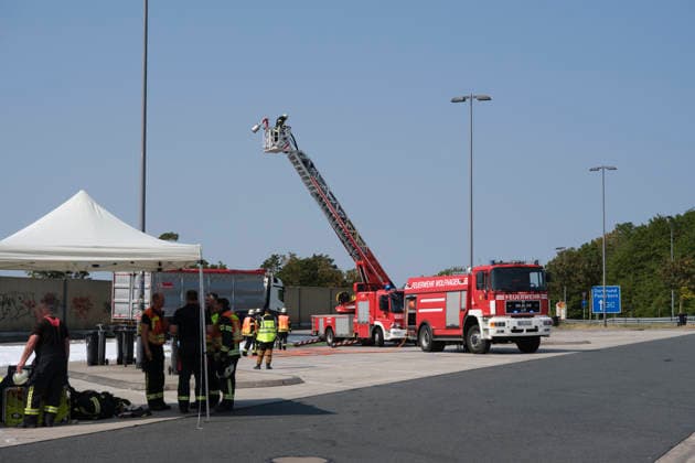 Brennender LKW Auflieger auf Rastanlage Am 30.07.2026 brannte auf der Rastanlage Bühleck an der A44 in Fahrtrichtung Dortmund ein mit Gelben Säcken beladener Lkw-Auflieger. Die Feuerwehr aus Zierenberg, Habichtswald und Wolfhagen wurde gegen 9.50 Uhr alarmiert. Der Fahrer hatte die Zugmaschine bereits vom brennenden Auflieger getrennt und in Sicherheit gebracht. Mit einer Steckleiter, einem C-Rohr und später der Drehleiter der Feuerwehr Wolfhagen wurde der Brand bekämpft. Als mögliche Ursache galt eine unsachgemäß entsorgte Batterie oder ein Akku im Müll. Zierenberg A44 Rasthof Bühleck Hessen Deutschland *** Burning Truck Trailer at Rest Area On July 30, 2026, a truck trailer loaded with yellow bags caught fire at the Bühleck rest