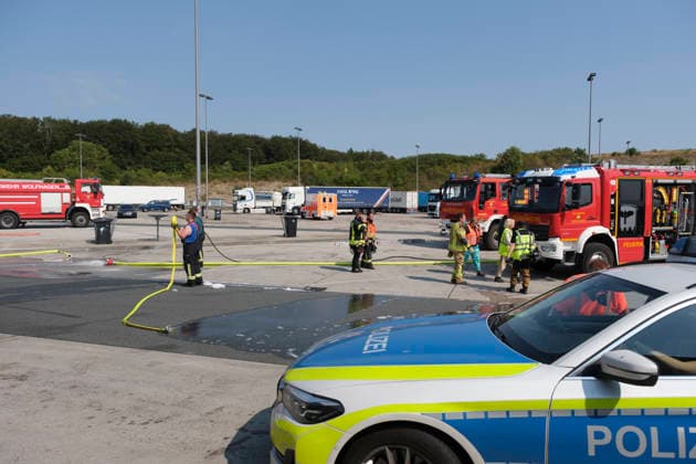 Brennender LKW Auflieger auf Rastanlage Am 30.07.2026 brannte auf der Rastanlage Bühleck an der A44 in Fahrtrichtung Dortmund ein mit Gelben Säcken beladener Lkw-Auflieger. Die Feuerwehr aus Zierenberg, Habichtswald und Wolfhagen wurde gegen 9.50 Uhr alarmiert. Der Fahrer hatte die Zugmaschine bereits vom brennenden Auflieger getrennt und in Sicherheit gebracht. Mit einer Steckleiter, einem C-Rohr und später der Drehleiter der Feuerwehr Wolfhagen wurde der Brand bekämpft. Als mögliche Ursache galt eine unsachgemäß entsorgte Batterie oder ein Akku im Müll. Zierenberg A44 Rasthof Bühleck Hessen Deutschland *** Burning Truck Trailer at Rest Area On July 30, 2026, a truck trailer loaded with yellow bags caught fire at the Bühleck rest