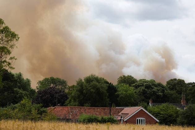 July 30, 2026, Dunwich Heath, Suffolk, UK: Dunwich Heath, UK. Large plumes of smoke rise near a house in Dunwich, Suffolk, as a large wildfire burns at Dunwich Heath. The fire began on Wednesday afternoon and has been declared a major incident. Up to 90 firefighters have been tackling the blaze. Dunwich Heath UK  - ZUMAl94_ 20260730_zaf_l94_015 Copyright: xJacquelinexLawriex