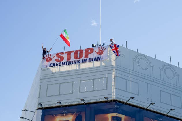 Iranian Protest London, UK - 30 Jul 2026 Iranian protesters hold banners and wave Iranian flags during a demonstration on the roof of the Trocadero overlooking Piccadilly Circus calling for an end to executions in Iran. At approximately 7 a.m. on Thursday 30 July 2026, protesters climbed onto the roof of the Trocadero building at Piccadilly Circus in central London. Officers from the Metropolitan Police and crews from the London Fire Brigade attended the scene, with police cordoning off the surrounding area. The demonstrators displayed banners reading Stop the executions in Iran while waving the Iranian royal flag. Emergency services remained at the scene as the protest continued. London United Kingdom Copyright: xJamesxWilloughbyx xSOPAxImagesx JWILLOUGHBY_3142