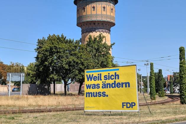 Halle (Saale), Sachsen-Anhalt, Deutschland, 30.07.2026: Wahlplakat der FDP zur Landtagswahl mit der Aufschrift: Weil sich was ändern muss. *** Halle, Saale, Saxony-Anhalt, Germany, July 30, 2026: FDP campaign poster for the state election with the slogan Because things have to change Copyright: xdtsxNachrichtenagenturx dts_129048