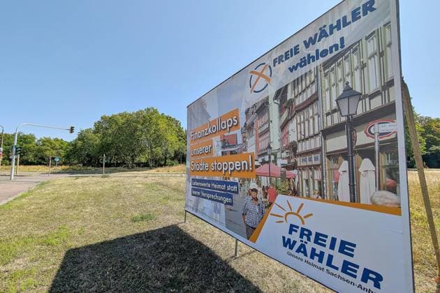 Halle (Saale), Sachsen-Anhalt, Deutschland, 30.07.2026: Wahlplakat der Freien Wähler vor der Landtagswahl mit der Aufschrift: Finanzkollaps unserer Städte stoppen! Lebenswerte Heimat statt leere Versprechungen. *** Halle, Saale, Saxony-Anhalt, Germany, July 30, 2026: Election poster for the Free Voters ahead of the state election, bearing the slogan Stop the financial collapse of our cities—A livable home instead of empty promises Copyright: xdtsxNachrichtenagenturx dts_129046