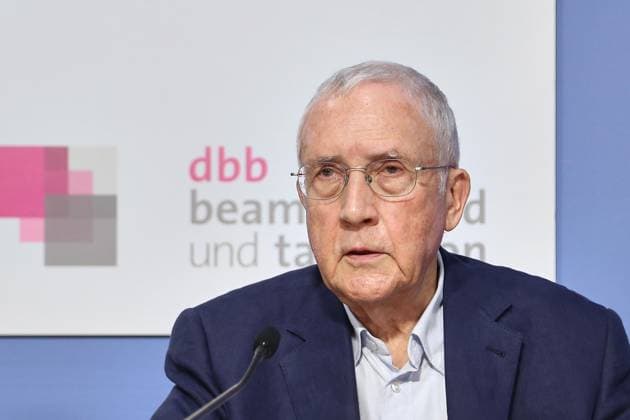 Berlin, Deutschland, 30.07.2026: Haus der Bundespressekonferenz: Pressekonferenz: dbb beamtenbund und tarifunion - Bürgerbefragung öffentlicher Dienst 2026: Manfred Güllner, Forsa Beiratsvorsitzender *** Berlin, Germany, July 30, 2026, Federal Press Conference Center, Press Conference: dbb (Civil Servants Federation and Collective Bargaining Union), 2026 Public Service Citizen Survey, Manfred Güllner, Chairman of the Forsa Advisory Board Copyright: xdtsxNachrichtenagenturx dts_128980