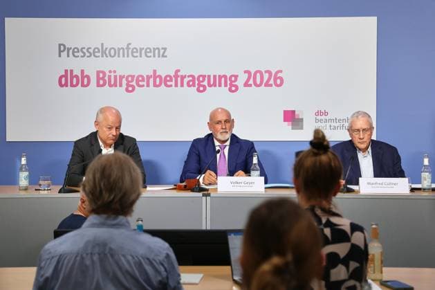 Berlin, Deutschland, 30.07.2026: Haus der Bundespressekonferenz: Pressekonferenz: dbb beamtenbund und tarifunion - Bürgerbefragung öffentlicher Dienst 2026: Frank Zitka, dbb Pressesprecher, Volker Geyer, dbb Bundesvorsitzender, Manfred Güllner, Forsa Beiratsvorsitzender *** Berlin, Germany, July 30, 2026, Federal Press Conference Center, Press Conference: dbb Civil Servants’ Federation and Collective Bargaining Union, 2026 Public Service Citizen Survey, Frank Zitka, dbb Press Spokesperson, Volker Geyer, dbb Federal Chairman, Manfred Güllner, Forsa Advisory Board Chairman Copyright: xdtsxNachrichtenagenturx dts_128974