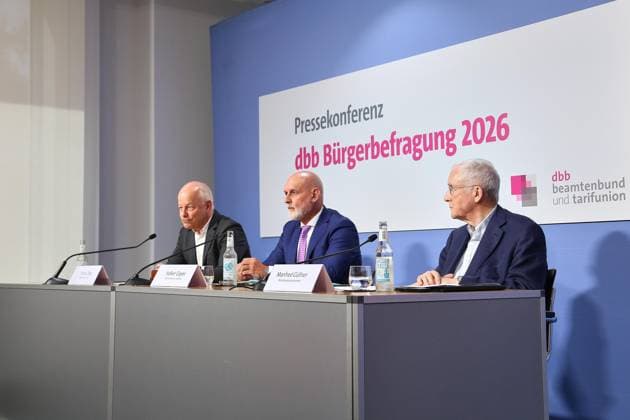 Berlin, Deutschland, 30.07.2026: Haus der Bundespressekonferenz: Pressekonferenz: dbb beamtenbund und tarifunion - Bürgerbefragung öffentlicher Dienst 2026: Frank Zitka, dbb Pressesprecher, Volker Geyer, dbb Bundesvorsitzender, Manfred Güllner, Forsa Beiratsvorsitzender *** Berlin, Germany, July 30, 2026, Federal Press Conference Center, Press Conference: dbb Civil Servants’ Federation and Collective Bargaining Union, 2026 Public Service Citizen Survey, Frank Zitka, dbb Press Spokesperson, Volker Geyer, dbb Federal Chairman, Manfred Güllner, Forsa Advisory Board Chairman Copyright: xdtsxNachrichtenagenturx dts_128975