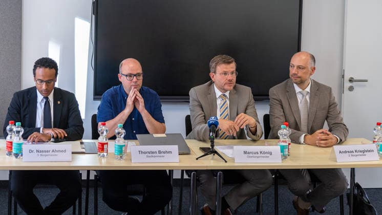 Stadtspitze der Stadt Nürnberg informiert über sofortige Haushaltssperre, Nürnberg, 30.07.2026 Bei einer Pressekonferenz informieren Oberbürgermeister Marcus König und Stadtkämmerer Thorsten Brehm über die kurzfristig verhängte Haushaltssperre der Stadt. Neben ihnen sitzen 3. Bürgermeister Dr. Nasser Ahmed und 2. Bürgermeister Andreas Krieglstein am Podium. König spricht mit ernster, konzentrierter Miene, während Brehm die Hände gefaltet nachdenklich wirkt. Nürnberg Bayern Deutschland *** Nuremberg City Leaders Announce Immediate Budget Freeze, Nuremberg, July 30, 2026 At a press conference, Mayor Marcus König and City Treasurer Thorsten Brehm provide information about the city’s budget freeze, which was imposed on short noti 20260730-1V9A6408-M4000