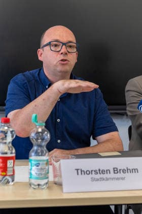 Stadtspitze der Stadt Nürnberg informiert über sofortige Haushaltssperre, Nürnberg, 30.07.2026 Stadtkämmerer Thorsten Brehm erläutert bei einer Pressekonferenz die von der Stadt verhängte Haushaltssperre. Mit gestikulierender Handbewegung und konzentriertem Gesichtsausdruck unterstreicht er seine Aussagen. Nürnberg Bayern Deutschland *** Nuremberg City Leaders Announce Immediate Budget Freeze, Nuremberg, July 30, 2026 City Treasurer Thorsten Brehm explains the budget freeze imposed by the city at a press conference. With a gesturing hand and a focused expression, he emphasizes his statements. Nuremberg, Bavaria, Germany 20260730-1V9A6462-M4000