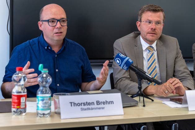 Stadtspitze der Stadt Nürnberg informiert über sofortige Haushaltssperre, Nürnberg, 30.07.2026 Stadtkämmerer Thorsten Brehm (links) erläutert gestikulierend die Hintergründe der Haushaltssperre, während Oberbürgermeister Marcus König konzentriert zuhört. Die Pressekonferenz findet vor laufendem Mikrofon des Bayerischen Rundfunks statt. Nürnberg Bayern Deutschland *** Nuremberg City Leaders Announce Immediate Budget Freeze, Nuremberg, July 30, 2026: City Treasurer Thorsten Brehm (left) explains the reasons behind the budget freeze while gesturing, as Mayor Marcus König listens intently. The press conference is taking place with the Bavarian Broadcasting Corporation’s microphone on. Nuremberg, Bavaria, Germany 20260730-1V9A6469-M4000