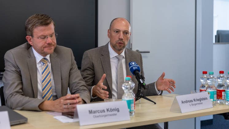 Stadtspitze der Stadt Nürnberg informiert über sofortige Haushaltssperre, Nürnberg, 30.07.2026 Oberbürgermeister Marcus König (links, ernst) und 2. Bürgermeister Andreas Krieglstein (rechts, erklärend) bei einer Pressekonferenz zur sofortigen Haushaltssperre. Krieglstein spricht mit ausladender Gestik in ein BR-Mikrofon, König hört konzentriert zu. Nürnberg Bayern Deutschland *** Nuremberg City Leaders Announce Immediate Budget Freeze, Nuremberg, July 30, 2026: Mayor Marcus König (left), looking serious, and Deputy Mayor Andreas Krieglstein (right), explaining the situation at a press conference on the immediate budget freeze. Krieglstein speaks into a BR microphone with sweeping gestures, while König listens intently. Nuremberg, 20260730-1V9A6482-M4000