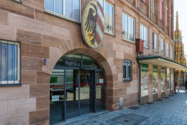 Stadtspitze der Stadt Nürnberg informiert über sofortige Haushaltssperre, Nürnberg, 30.07.2026 Eingang des Rathauses mit Stadt-Wappen am Hauptmarkt. Nürnberg Bayern Deutschland *** Nuremberg City Leaders Announce Immediate Budget Freeze, Nuremberg, July 30, 2026—Entrance to City Hall featuring the city coat of arms at the Hauptmarkt in Nuremberg, Bavaria, Germany 20260730-1V9A6534-M4000