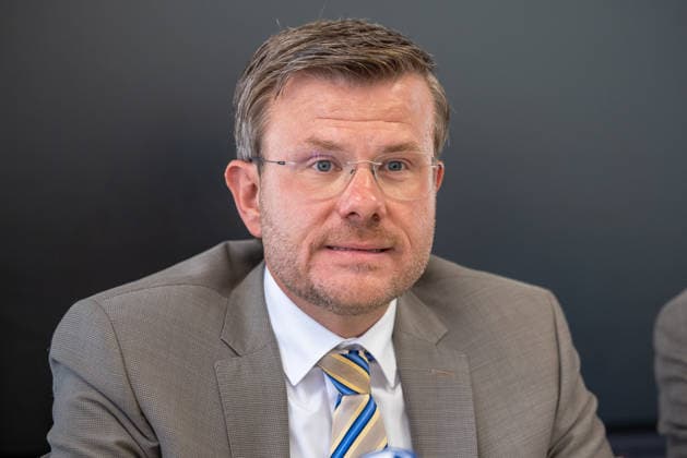 Stadtspitze der Stadt Nürnberg informiert über sofortige Haushaltssperre, Nürnberg, 30.07.2026 Oberbürgermeister Marcus König äußert sich bei einer Pressekonferenz zur Haushaltssperre der Stadt. Sein Gesichtsausdruck wirkt konzentriert und ernst, während er spricht. Nürnberg Bayern Deutschland *** Nuremberg City Leaders Announce Immediate Budget Freeze, Nuremberg, July 30, 2026 Mayor Marcus König speaks at a press conference about the city’s budget freeze. He looks focused and serious as he speaks. Nuremberg, Bavaria, Germany 20260730-286A3185-M4000