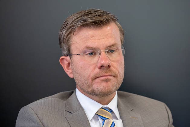 Stadtspitze der Stadt Nürnberg informiert über sofortige Haushaltssperre, Nürnberg, 30.07.2026 Oberbürgermeister Marcus König bei einer Pressekonferenz zur Haushaltssperre der Stadt Nürnberg. Sein Gesichtsausdruck wirkt ernst und nachdenklich. Nürnberg Bayern Deutschland *** Nuremberg City Leaders Announce Immediate Budget Freeze, Nuremberg, July 30, 2026 Mayor Marcus König at a press conference on the budget freeze in the city of Nuremberg. His expression is serious and pensive. Nuremberg, Bavaria, Germany 20260730-286A3213-M4000