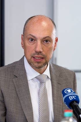 Stadtspitze der Stadt Nürnberg informiert über sofortige Haushaltssperre, Nürnberg, 30.07.2026 Der 2. Bürgermeister Andreas Krieglstein (CSU) spricht vor Mikrofonen von ARD und BR. Er äußert sich zur sofortigen Haushaltssperre der Stadt. Nürnberg Bayern Deutschland *** Nuremberg City Leaders Announce Immediate Budget Freeze, Nuremberg, July 30, 2026: Deputy Mayor Andreas Krieglstein (CSU) speaks to reporters from ARD and BR. He comments on the immediate budget freeze imposed by the city of Nuremberg, Bavaria, Germany. 20260730-286A3255-M4000
