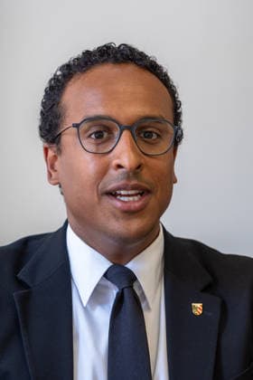 Stadtspitze der Stadt Nürnberg informiert über sofortige Haushaltssperre, Nürnberg, 30.07.2026 3. Bürgermeister Dr. Nassar Ahmed (SPD) spricht bei einer Pressekonferenz zur sofortigen Haushaltssperre der Stadt Nürnberg. Er wirkt konzentriert und redet mit ernster Miene in die Kamera. Nürnberg Bayern Deutschland *** Nuremberg City Leaders Announce Immediate Budget Freeze, Nuremberg, July 30, 2026 3 Mayor Dr. Nassar Ahmed (SPD) speaks at a press conference regarding the immediate budget freeze in the city of Nuremberg. He appears focused and speaks to the camera with a serious expression. Nuremberg, Bavaria, Germany 20260730-286A3278-M4000