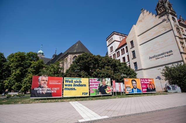 Wahlplakate von SPD, FDP, Grüne, CDU und BSW in Magdeburg am 30. Juli 2026. Landtagswahlen in Sachsen-Anhalt *** Election posters for the SPD, FDP, Greens, CDU, and BSW in Magdeburg on July 30, 2026, for the state elections in Saxony-Anhalt