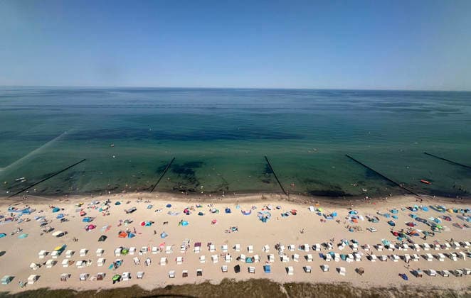 Sommer und Hitze an der Ostsse in MV Kühlungsborn 30 .07.2026 Sommer an der Ostseeküste bei über 30 Grad Der Ostseestrand mit Strandkörben und Strandmuscheln von oben 25,07.2026 Copyright by: Lutz Bongarts Kühlungsborn Ort Mecklenburg-Vorpommern Deutschland *** Summer and Heat on the Baltic Sea Coast in Mecklenburg-Western Pomerania, Kühlungsborn, July 30, 2026 Summer on the Baltic Sea coast with temperatures over 30 degrees A bird s-eye view of the Baltic Sea beach with beach chairs and beach shelters , July 25, 2026 Copyright by Lutz Bongarts Kühlungsbo