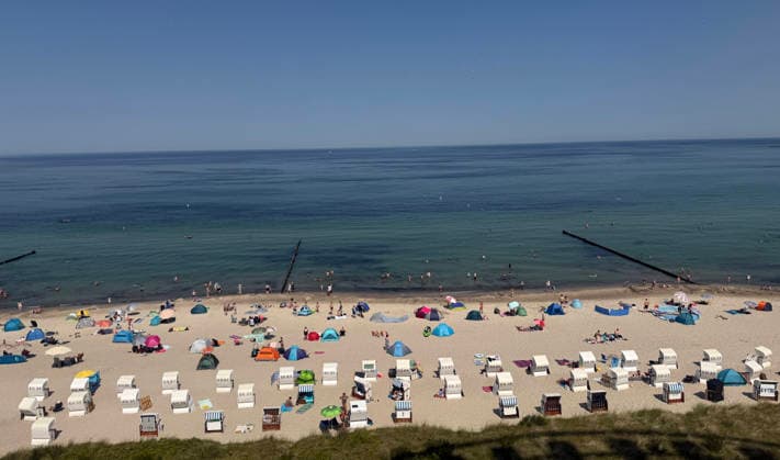 Sommer und Hitze an der Ostsse in MV Kühlungsborn 30 .07.2026 Sommer an der Ostseeküste bei über 30 Grad Der Ostseestrand mit Strandkörben und Strandmuscheln von oben 25,07.2026 Copyright by: Lutz Bongarts Kühlungsborn Ort Mecklenburg-Vorpommern Deutschland *** Summer and Heat on the Baltic Sea Coast in Mecklenburg-Western Pomerania, Kühlungsborn, July 30, 2026 Summer on the Baltic Sea coast with temperatures over 30 degrees A bird s-eye view of the Baltic Sea beach with beach chairs and beach shelters , July 25, 2026 Copyright by Lutz Bongarts Kühlungsbo