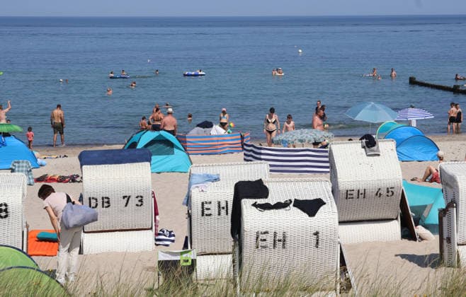 Sommer und Hitze an der Ostsse in MV Kühlungsborn 30 .07.2026 Sommer an der Ostseeküste bei über 30 Grad 25,07.2026 Copyright by: Lutz Bongarts Kühlungsborn Ort Mecklenburg-Vorpommern Deutschland *** Summer and Heat on the Baltic Sea Coast in Mecklenburg-Western Pomerania, Kühlungsborn, July 30, 2026 Summer on the Baltic Sea Coast with temperatures over 30 degrees , July 25, 2026 Copyright by Lutz Bongarts Kühlungsborn, Mecklenburg-Western Pomerania, Germany