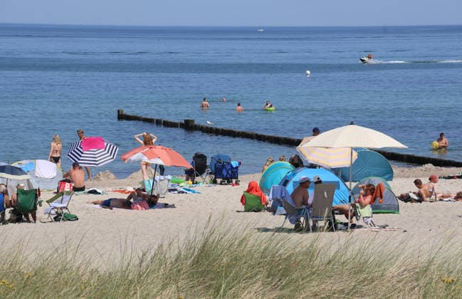 Sommer und Hitze an der Ostsse in MV Kühlungsborn 30 .07.2026 Sommer an der Ostseeküste bei über 30 Grad 25,07.2026 Copyright by: Lutz Bongarts Kühlungsborn Ort Mecklenburg-Vorpommern Deutschland *** Summer and Heat on the Baltic Sea Coast in Mecklenburg-Western Pomerania, Kühlungsborn, July 30, 2026 Summer on the Baltic Sea Coast with temperatures over 30 degrees , July 25, 2026 Copyright by Lutz Bongarts Kühlungsborn, Mecklenburg-Western Pomerania, Germany