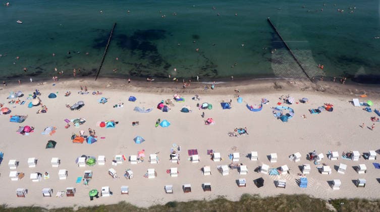Sommer und Hitze an der Ostsse in MV Kühlungsborn 30 .07.2026 Sommer an der Ostseeküste bei über 30 Grad Der Ostseestrand mit Strandkörben und Strandmuscheln von oben 25,07.2026 Copyright by: Lutz Bongarts Kühlungsborn Ort Mecklenburg-Vorpommern Deutschland *** Summer and Heat on the Baltic Sea Coast in Mecklenburg-Western Pomerania, Kühlungsborn, July 30, 2026 Summer on the Baltic Sea coast with temperatures over 30 degrees A bird s-eye view of the Baltic Sea beach with beach chairs and beach shelters , July 25, 2026 Copyright by Lutz Bongarts Kühlungsbo