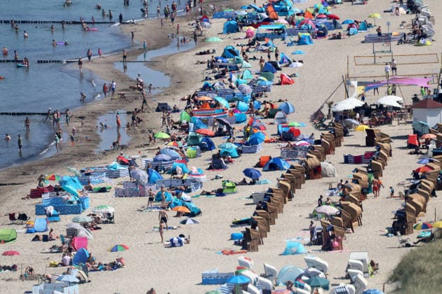 Sommer und Hitze an der Ostsse in MV Kühlungsborn 30 .07.2026 Sommer an der Ostseeküste bei über 30 Grad Der Ostseestrand mit Strandkörben und Strandmuscheln von oben 25,07.2026 Copyright by: Lutz Bongarts Kühlungsborn Ort Mecklenburg-Vorpommern Deutschland *** Summer and Heat on the Baltic Sea Coast in Mecklenburg-Western Pomerania, Kühlungsborn, July 30, 2026 Summer on the Baltic Sea coast with temperatures over 30 degrees A bird s-eye view of the Baltic Sea beach with beach chairs and beach shelters , July 25, 2026 Copyright by Lutz Bongarts Kühlungsbo