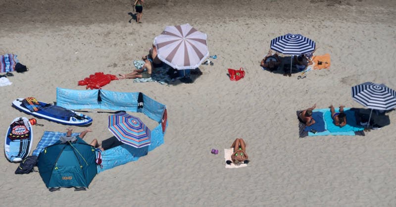 Sommer und Hitze an der Ostsse in MV Kühlungsborn 30 .07.2026 Sommer an der Ostseeküste bei über 30 Grad Der Ostseestrand mit Strandmuscheln von oben Urlauber relaxen 25,07.2026 Copyright by: Lutz Bongarts Kühlungsborn Ort Mecklenburg-Vorpommern Deutschland *** Summer and Heat on the Baltic Sea Coast in Mecklenburg-Western Pomerania, Kühlungsborn, July 30, 2026 Summer on the Baltic Sea coast with temperatures over 30 degrees The Baltic Sea beach with beach huts, viewed from above Vacationers relaxing , July 25, 2026 Copyright by Lutz Bongarts Kühlungsborn,