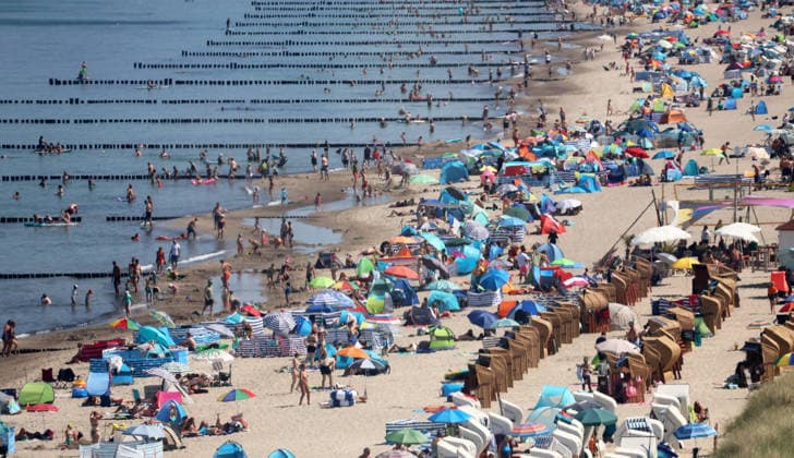 Sommer und Hitze an der Ostsse in MV Kühlungsborn 30 .07.2026 Sommer an der Ostseeküste bei über 30 Grad Der Ostseestrand mit Strandkörben und Strandmuscheln von oben Volle Ostseeküste 25,07.2026 Copyright by: Lutz Bongarts Kühlungsborn Ort Mecklenburg-Vorpommern Deutschland *** Summer and Heat on the Baltic Sea Coast in Mecklenburg-Western Pomerania, Kühlungsborn, July 30, 2026 Summer on the Baltic Sea coast with temperatures over 30 degrees A bird s-eye view of the Baltic Sea beach with beach chairs and beach shelters Crowded Baltic Sea coast, , July 25, 2026 Soccer, Friendly Match: FC vs. Hansa Rost