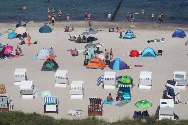 Sommer und Hitze an der Ostsse in MV Kühlungsborn 30 .07.2026 Sommer an der Ostseeküste bei über 30 Grad Der Ostseestrand mit Strandkörben und Strandmuscheln von oben 25,07.2026 Copyright by: Lutz Bongarts Kühlungsborn Ort Mecklenburg-Vorpommern Deutschland *** Summer and Heat on the Baltic Sea Coast in Mecklenburg-Western Pomerania, Kühlungsborn, July 30, 2026 Summer on the Baltic Sea coast with temperatures over 30 degrees A bird s-eye view of the Baltic Sea beach with beach chairs and beach shelters , July 25, 2026 Copyright by Lutz Bongarts Kühlungsbo