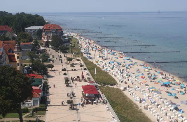Sommer und Hitze an der Ostsse in MV Kühlungsborn 30 .07.2026 Sommer an der Ostseeküste bei über 30 Grad Der Ostseestrand mit Strandkörben und Strandmuscheln von oben Hier der Balticplatz mit im Hintergrund dem Hotel Meergut 25,07.2026 Copyright by: Lutz Bongarts Kühlungsborn Ort Mecklenburg-Vorpommern Deutschland *** Summer and Heat on the Baltic Sea Coast in Mecklenburg-Western Pomerania, Kühlungsborn, July 30, 2026 Summer on the Baltic Sea coast with temperatures over 30 degrees A bird s-eye view of the Baltic Sea beach with beach chairs and beach huts Here is Balticplatz with the Hotel Meergut in the background W