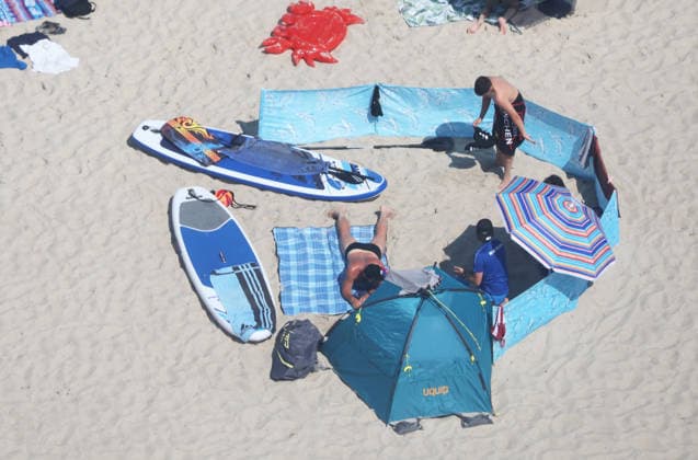 Sommer und Hitze an der Ostsse in MV Kühlungsborn 30 .07.2026 Sommer an der Ostseeküste bei über 30 Grad Der Ostseestrand mit und Strandmuscheln von oben Mit Surfbretter und Windabtrennung, Urlauber, die relaxen 25,07.2026 Copyright by: Lutz Bongarts Kühlungsborn Ort Mecklenburg-Vorpommern Deutschland *** Summer and Heat on the Baltic Sea Coast in Mecklenburg-Western Pomerania, Kühlungsborn, July 30, 2026 Summer on the Baltic Sea coast with temperatures over 30 degrees. The Baltic Sea beach with beach huts, viewed from above, featuring surfboards and windbreaks, vacationers relaxing , July 25, 2026 Soccer, frie