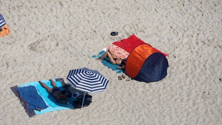 Sommer und Hitze an der Ostsse in MV Kühlungsborn 30 .07.2026 Sommer an der Ostseeküste bei über 30 Grad Der Ostseestrand mit Strandmuscheln von oben Im Schatten, Schutz vor der Sonne 25,07.2026 Copyright by: Lutz Bongarts Kühlungsborn Ort Mecklenburg-Vorpommern Deutschland *** Summer and Heat on the Baltic Sea Coast in Mecklenburg-Western Pomerania, Kühlungsborn, July 30, 2026 Summer on the Baltic Sea coast with temperatures over 30 degrees The Baltic Sea beach with beach shelters, viewed from above In the shade, shelter from the sun , July 25, 2026 Copyri