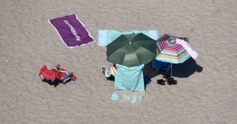 Sommer und Hitze an der Ostsse in MV Kühlungsborn 30 .07.2026 Sommer an der Ostseeküste bei über 30 Grad Der Ostseestrand mit Strandmuscheln von oben und Sonnenschirmschutz vor der Sonne 25,07.2026 Copyright by: Lutz Bongarts Kühlungsborn Ort Mecklenburg-Vorpommern Deutschland *** Summer and Heat on the Baltic Sea Coast in Mecklenburg-Western Pomerania, Kühlungsborn, July 30, 2026 Summer on the Baltic Sea coast with temperatures over 30 degrees The Baltic Sea beach with beach huts seen from above and umbrellas providing shade from the sun , July 25, 2026 C